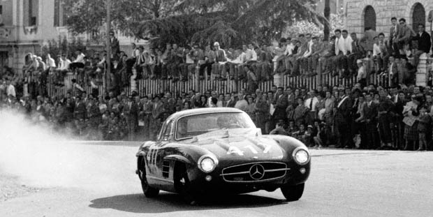 Mille Miglia (Brescia/Italien), 1. Mai 1955. Sieger in der Serien-Sportwagenklasse. John Cooper Fitch und Kurt Gesell (Startnummer 417) mit einem Mercedes-Benz Tourensportwagen Typ 300 SL.