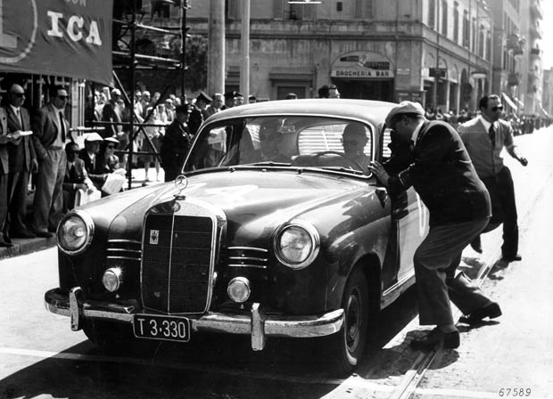 Caption orig.: Mille Miglia (Brescia/Italien), 1. Mai 1955. Sieger in der Dieselklasse: Oberingenieur Helmut Retter (Daimler-Benz-Vertreter in Innsbruck) mit Beifahrer Wolfgang Larcher (Startnummer 04) im Mercedes-Benz Typ 180 D bei einem Kontrollpunkt.