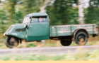 Schau historischer Fahrzeuge aus dem Handel im Museumsdorf