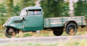 Schau historischer Fahrzeuge aus dem Handel im Museumsdorf