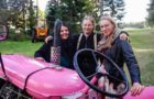 Drei junge Frauen finden in alten Valmet Traktoren ein gemeinsames Hobby